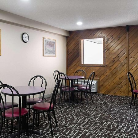 Super 8 By Wyndham Dyersville Exterior foto
